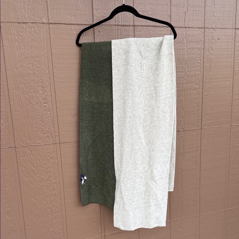 (2)Gap NWT ProFleece Scarves